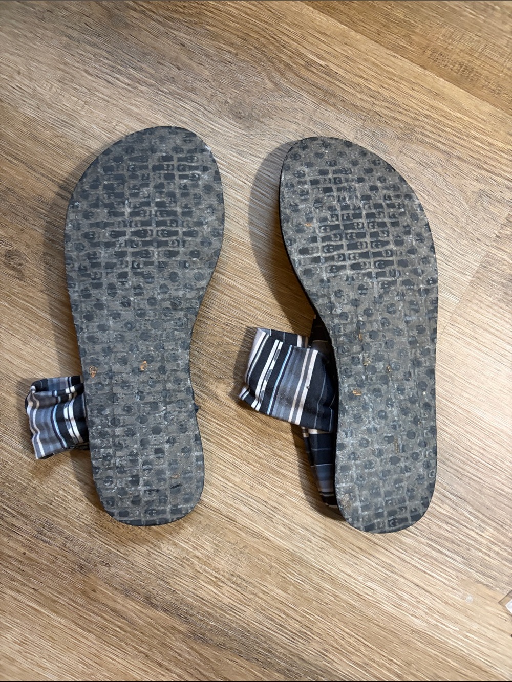 Gently worn Sanuk sandals size 10 - Picture 2 of 3